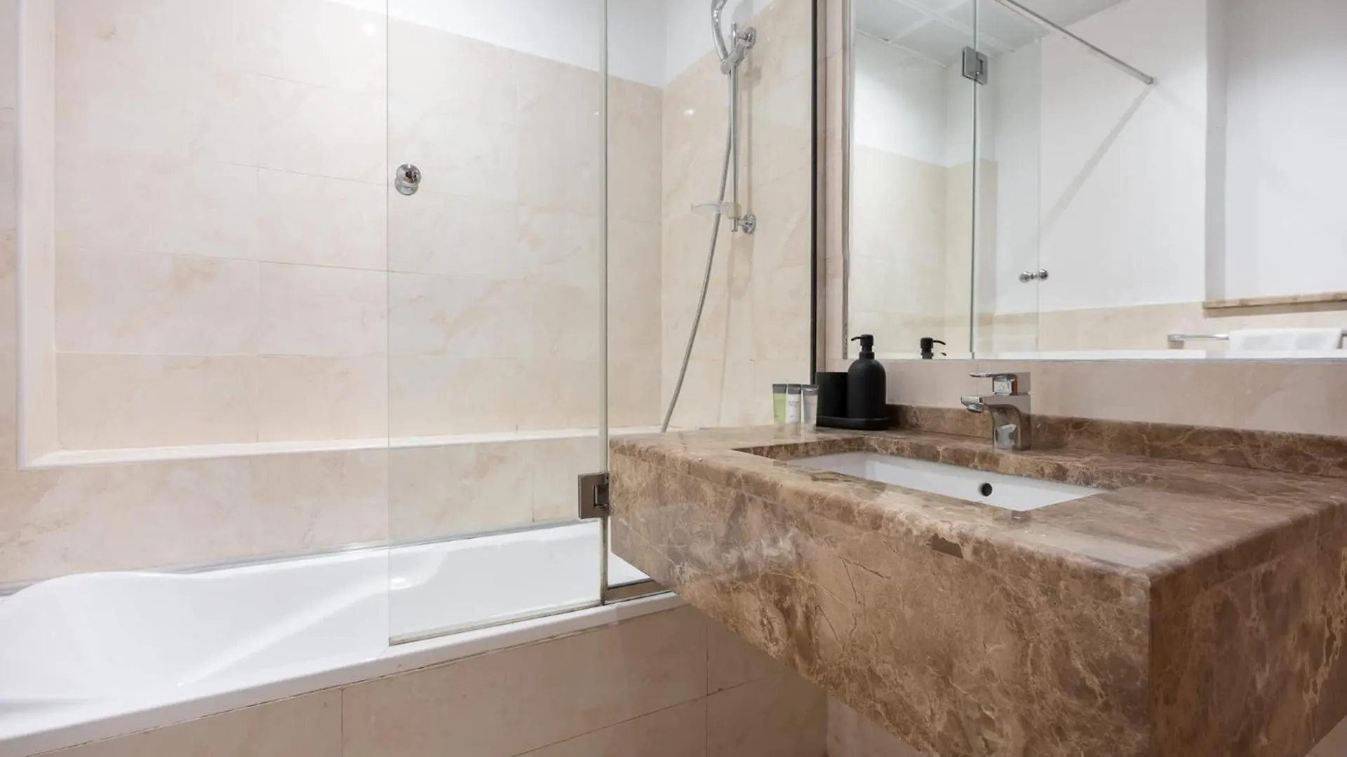 Apartment Spacious 1Br Haven For 2 In Al Barsha Dubai